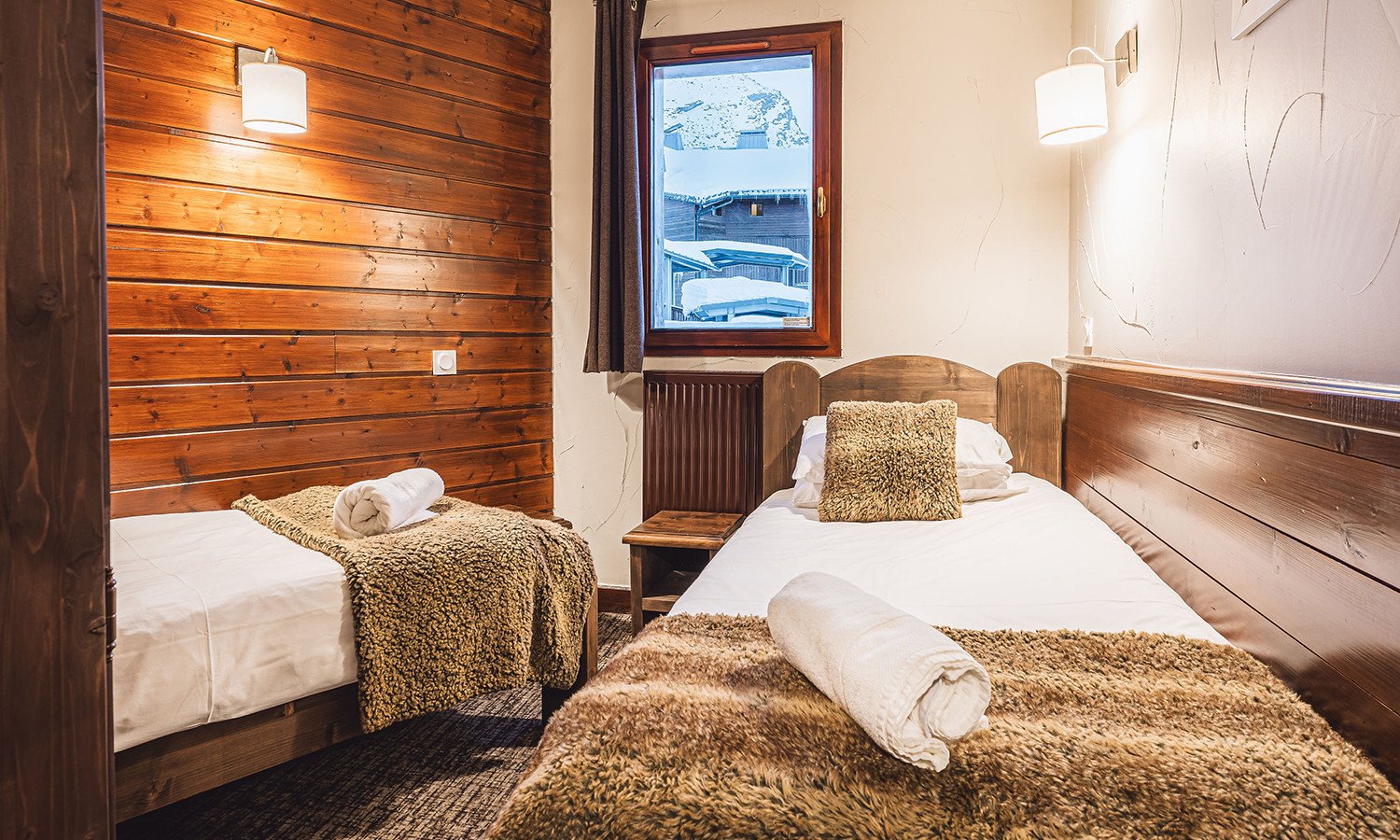 A twin bedroom in Chalet Libra Val Thorens A twin bedroom in Chalet Libra Val Thorens