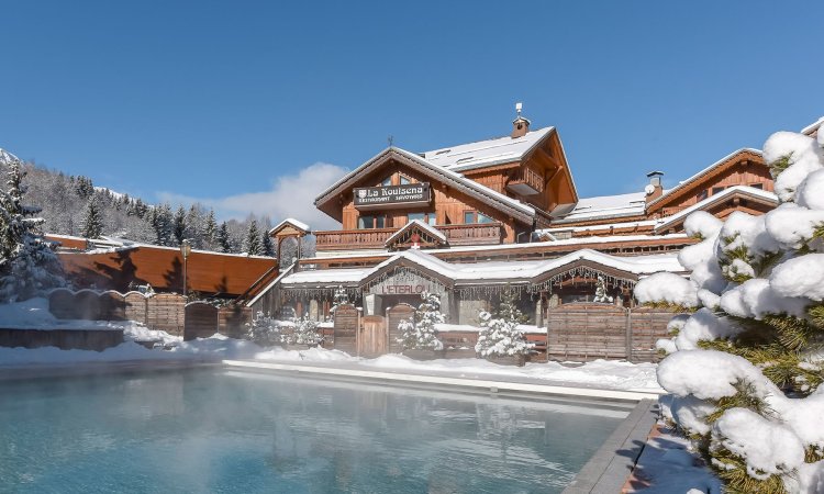 The outdoor pool and wellness are Hotel L'Eterlou in Meribel