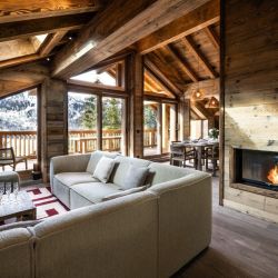 A Living room with fireplace in Residence Falcon Lodge Meribel