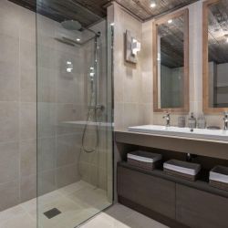 The ensuite Shower room in Apartment Aspen Park 52 Meribel