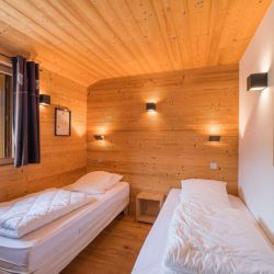 A twin bedroom in Chalet Arbe Meribel Village