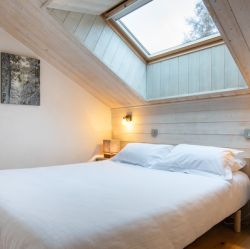 A double bedroom in Chalet Le Cedre Blanc Meribel