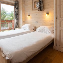 A bedroom in Chalet Le Cedre Blanc Meribel