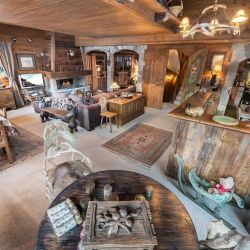 The large living and dining areas in Chalet Colorado Meribel