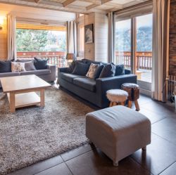The Living room with fireplace in Chalet Le Cedre Blanc Meribel