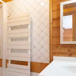A bathroom in Chalet L'Oxalys in Meribel