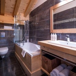 An ensuite Bathroom in Chalet Bellacima Lodge in Meribel
