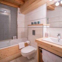 A Spacious Bathroom in Chalet Bellacima Lodge Meribel
