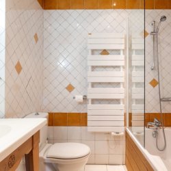 One of the bathrooms in Chalet L'Oxalys in Meribel