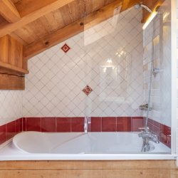 One of the bathrooms in Chalet L'Oxalys in Meribel