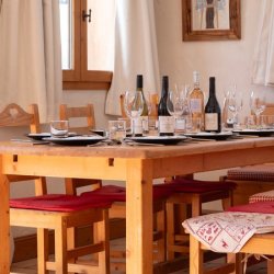 The dining area in Chalet L'Oxalys Meribel
