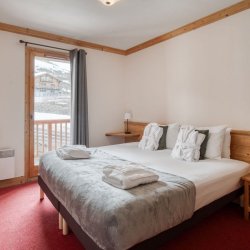 A Double bedroom in Catered Chalet Sabot Penthouse in Val Thorens