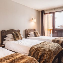 The large twin bedroom with an extra bed in Chalet Capricorne in Val Thorens