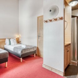 A Twin/Double bedroom with ensuite shower room in Chalet Sabot Penthouse Val Thorens
