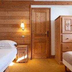 One of the ensuite Twin bedrooms in Chalet L'Oxalys Meribel