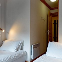 One of the twin bedrooms in Apartment Grand