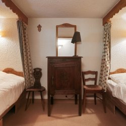 A twin bedroom in Apartment Petaru in Meribel Centre