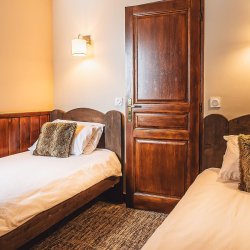 A twin bedroom in Chalet Capricorne in Val Thorens