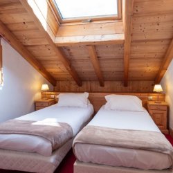 A Twin bedroom in Chalet L'Oxalys Meribel