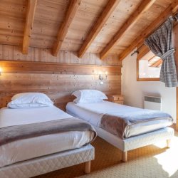 A Twin bedroom in Chalet L'Oxalys Meribel