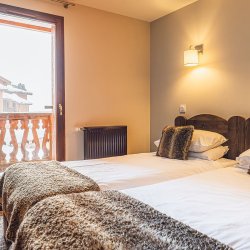 One of the twin bedrooms in Chalet Capricorne in Val Thorens