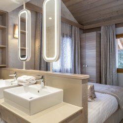 An open plan Bedroom and bathroom in Residence L'Hevana Meribel