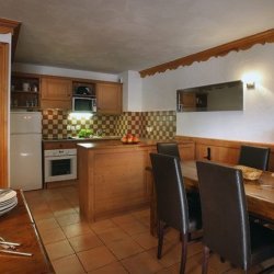 Dining and kitchen area area Chalet des Neiges Plein Sud Val Thorens