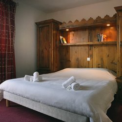 One of the Double bedrooms in an apartment Chalet des Neiges Plein Sud Val Thorens