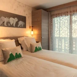 A Twin bedroom in the Residence L'Hevana apartments in Meribel