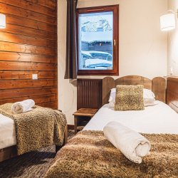A twin bedroom in Chalet Libra Val Thorens