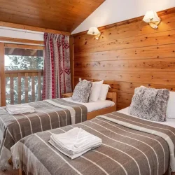 One of the twin bedrooms in Catered Chalet Pierre Meribel Mottaret