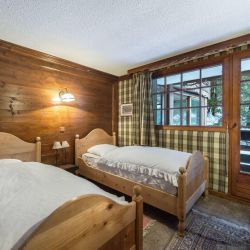 A twin bedroom in Chalet Colorado in Meribel