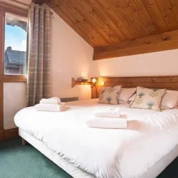 A Double bedroom in Chalet Bruyere Meribel Le Raffort