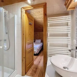 An ensuite bedroom in Chalet Serpolet Meribel